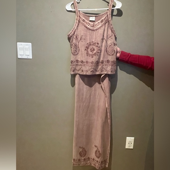 Mauve faded embroidered tank and wrapped skirt by L. S. I. - Picture 4 of 8